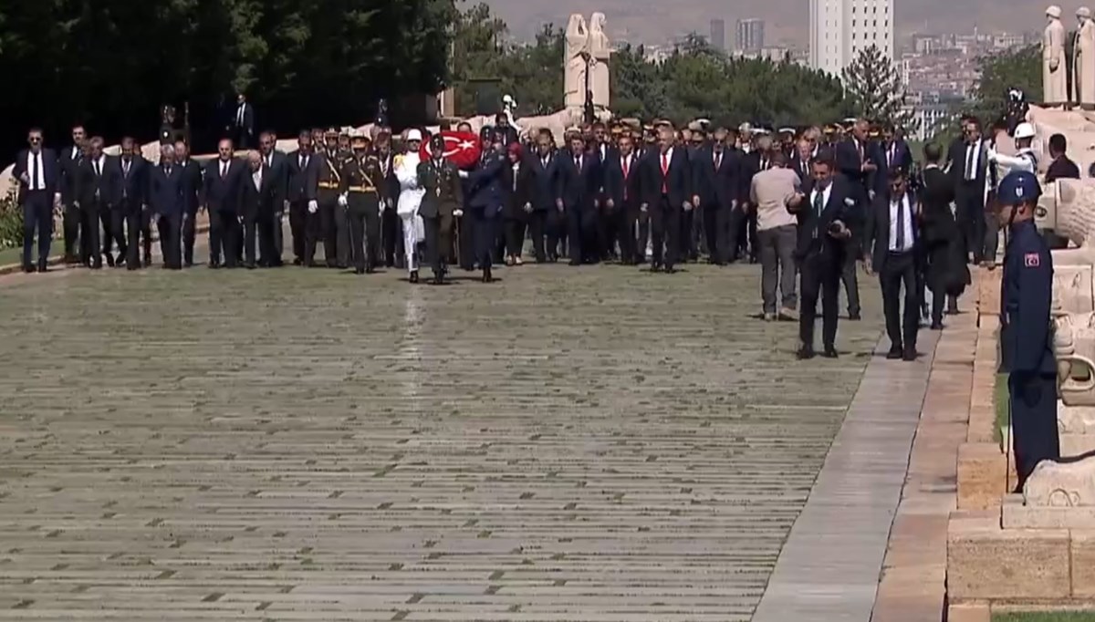 Devlet erkanı Anıtkabir'i ziyaret ediyor