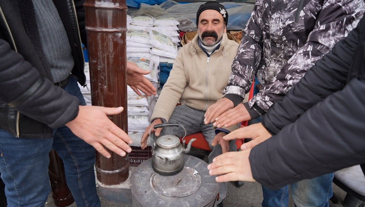 Dondurucu soğuklar pazar esnafına soba kurdurdu