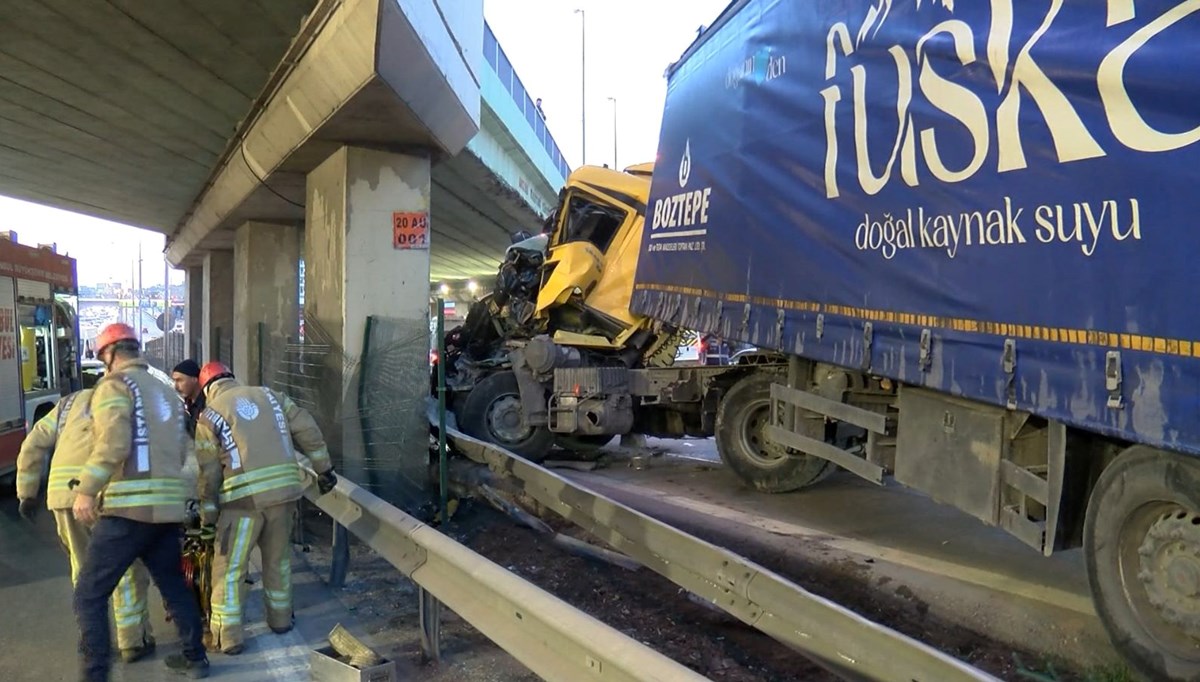 Pendik'te TIR üst geçide çarptı