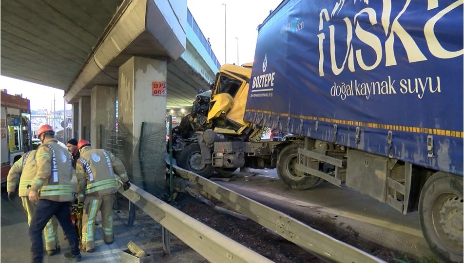 Pendik'te TIR üst geçide çarptı