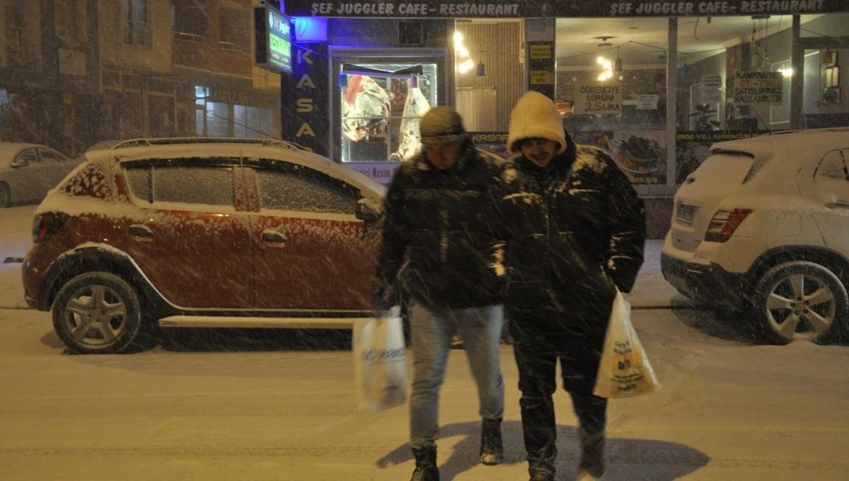 Kars’ta beyaz esaret: 72 köy yolu ulaşıma kapandı Kars’ta beyaz esaret: 72 köy yolu ulaşıma kapandı