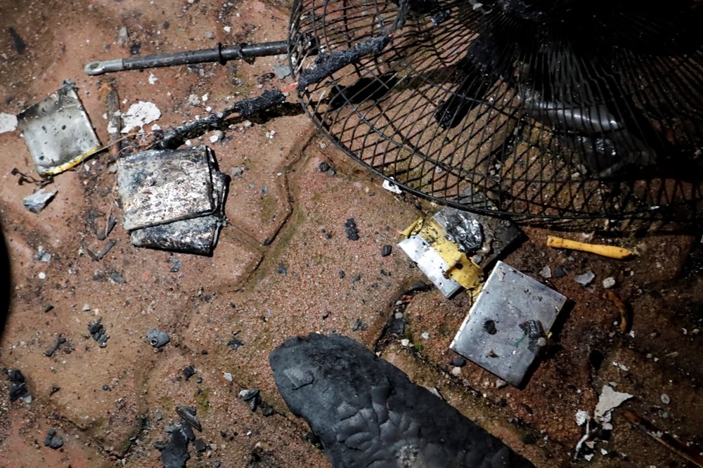 Balkona stoklanan telefonu bataryaları bomba gibi patladı: Mahalleli panikle sokağa döküldü - 7