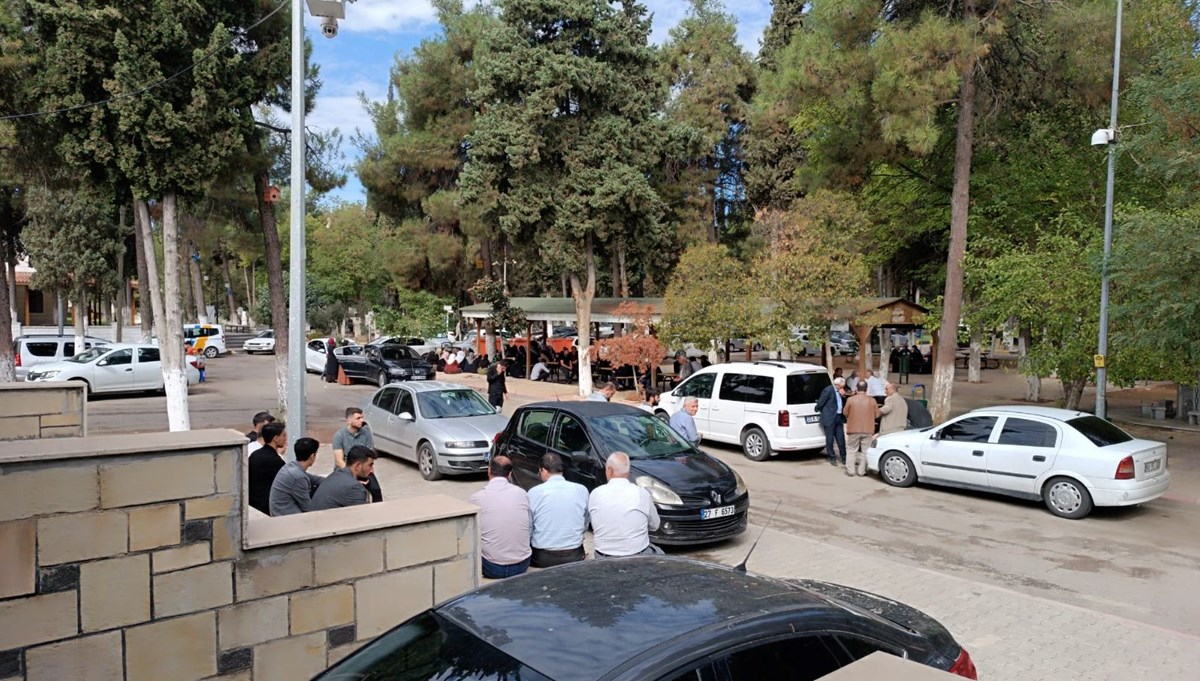 Gaziantep'te iki aile arasında silahlı kavga: 1 ölü, 2 yaralı Gaziantep'te iki aile arasında silahlı kavga: 1 ölü, 2 yaralı