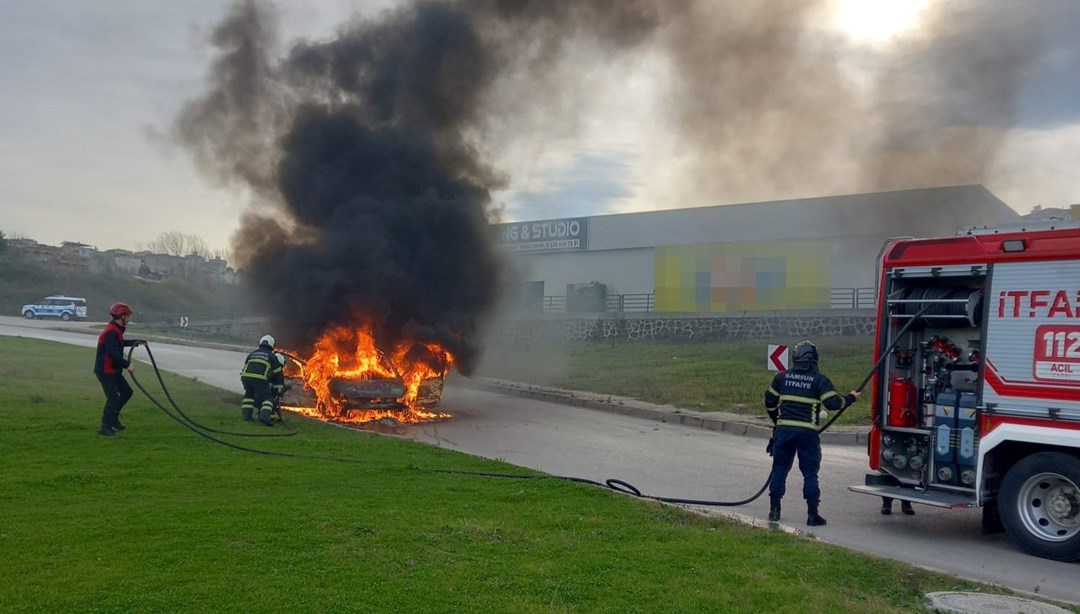 Samsun'da kız istemeden dönen ailenin aracı alev alev yandı