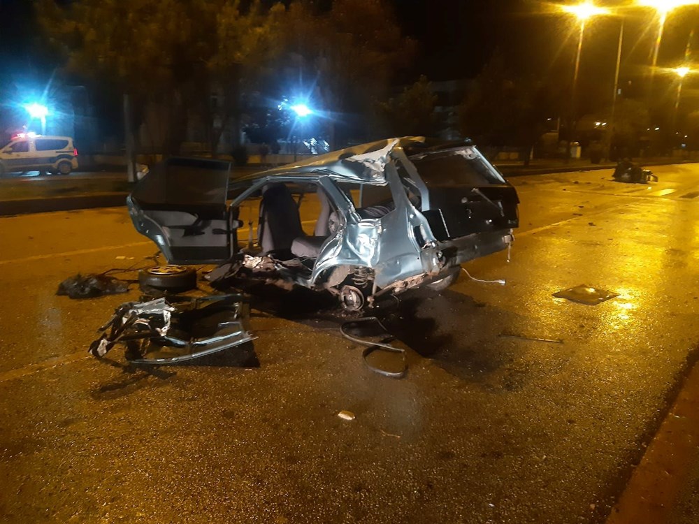 Ankara'da feci kaza: Araç ikiye bölündü - 4