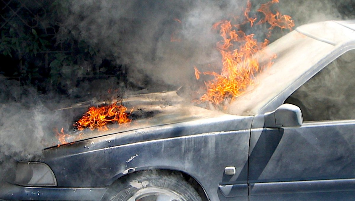 Ankara’da seyir halindeki otomobilin motorunda yangın