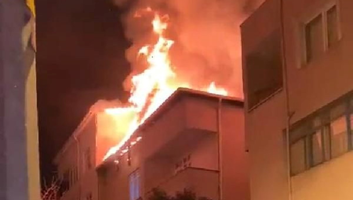 Pendik'te 3 katlı binanın çatısı alev alev yandı Pendik'te 3 katlı binanın çatısı alev alev yandı