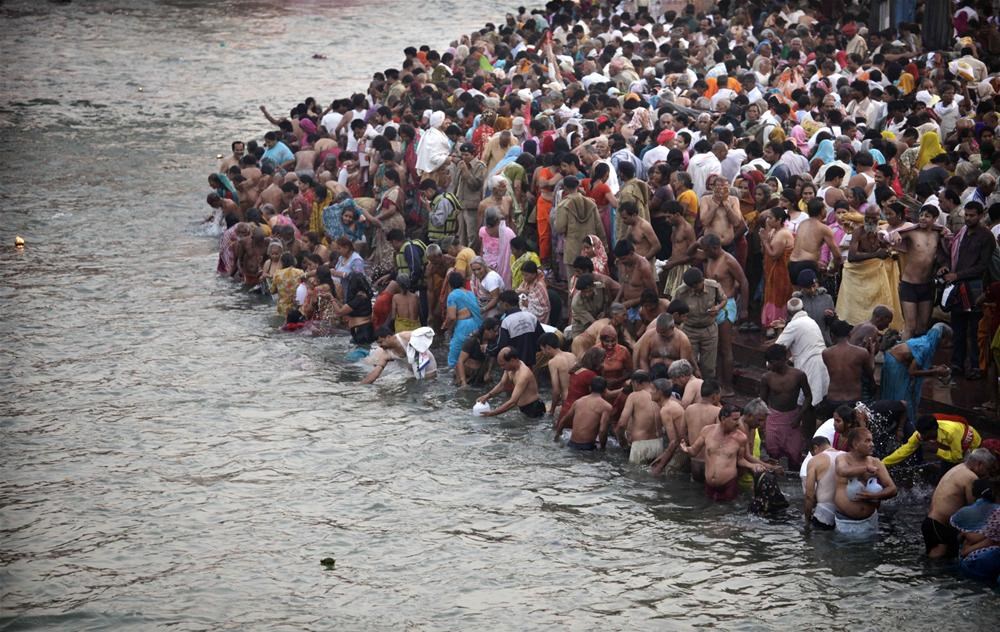 Толпа срущих. Трупы в реке ганг Варанаси.