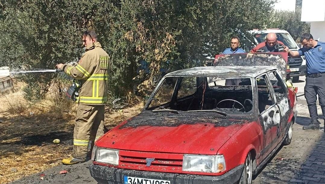 Edremit’te araç yangını otluk alana sıçradı