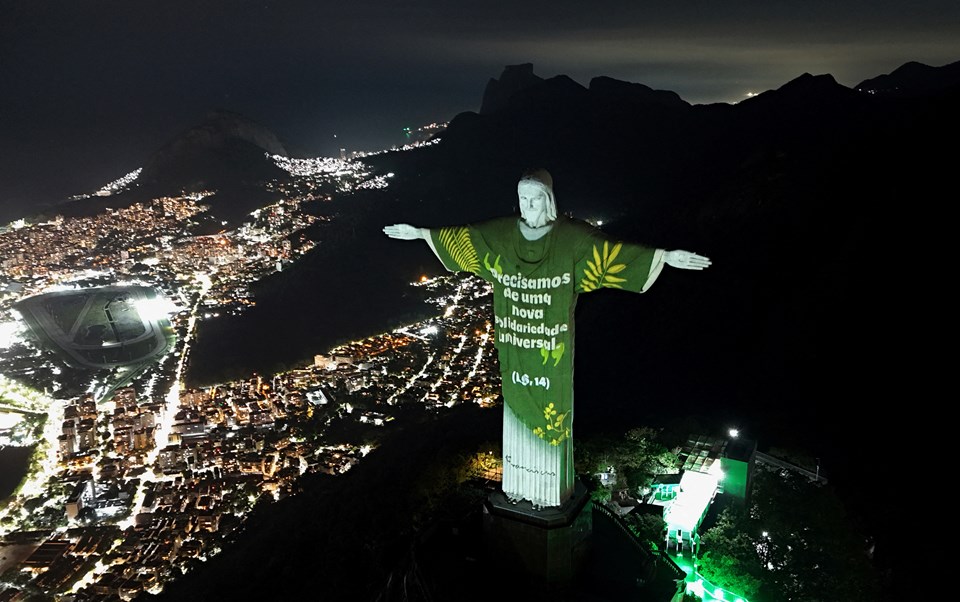 Kurtarıcı İsa heykeli "Dünya Çevre Haftası" kapsamında renklendirildi - 1