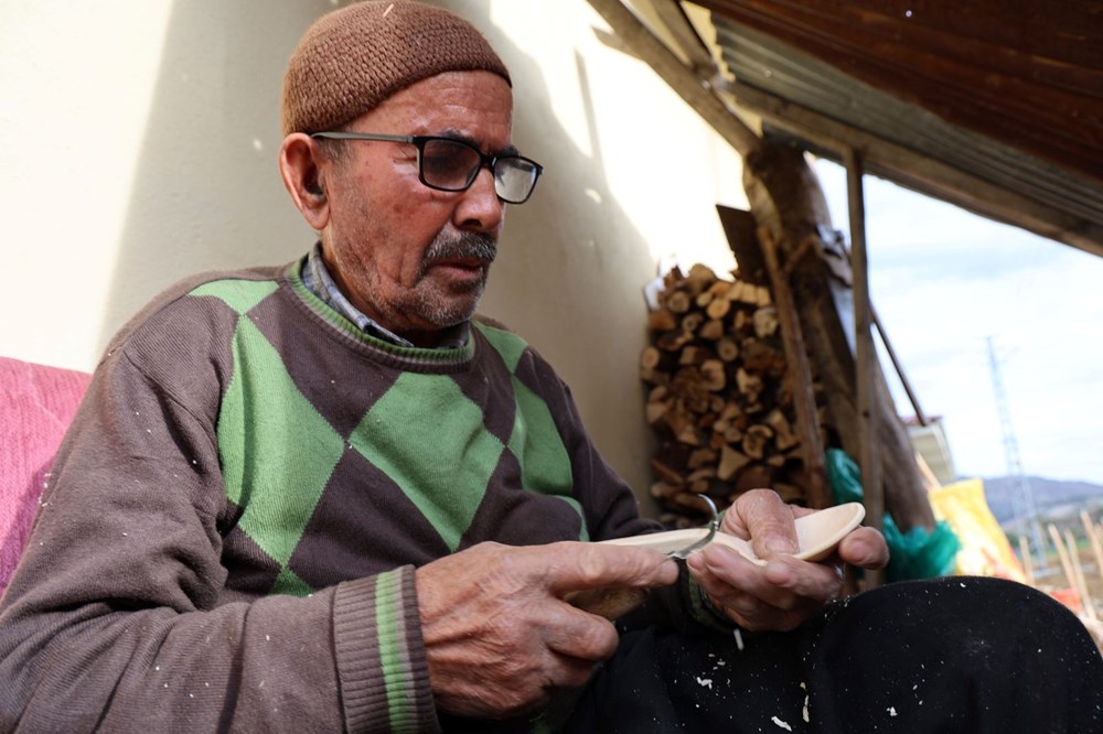 75 yaşındaki Ahmet dede 15 yıldır şimşir ağacıdan üretiyor: Türkiye'nin birçok vilayetine gönderiyor 74 pJXc3yhTykO1rw4Vr4RiCg