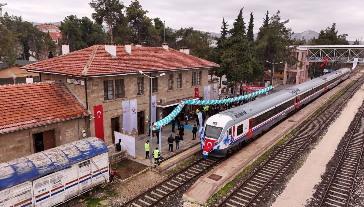 15 yıllık tren hasreti bitti: Burdur'da yolcu taşıma seferleri Güller Ekspresi'yle başladı