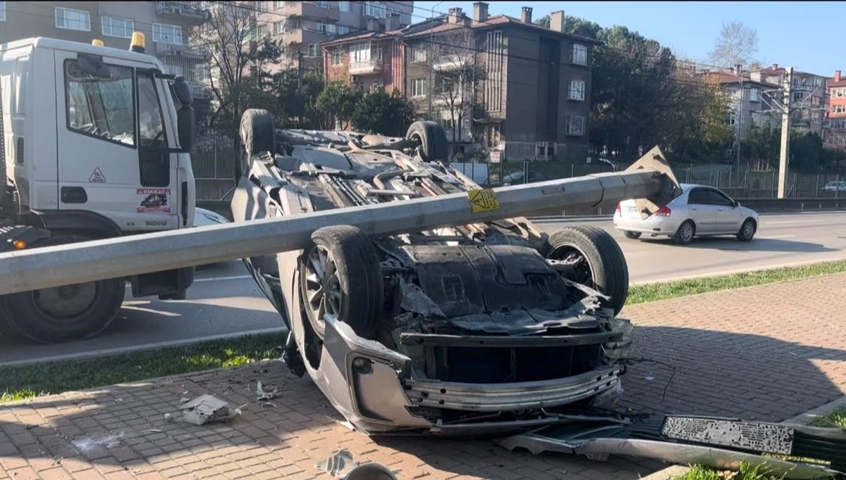Bursa'da kontrolden çıkan araç aydınlatma direğine çarparak takla attı Bursa'da kontrolden çıkan araç aydınlatma direğine çarparak takla attı