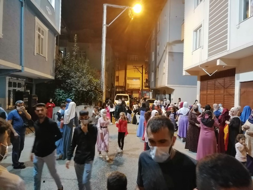 Bursa'da corona virüs halayına polis baskını - 1