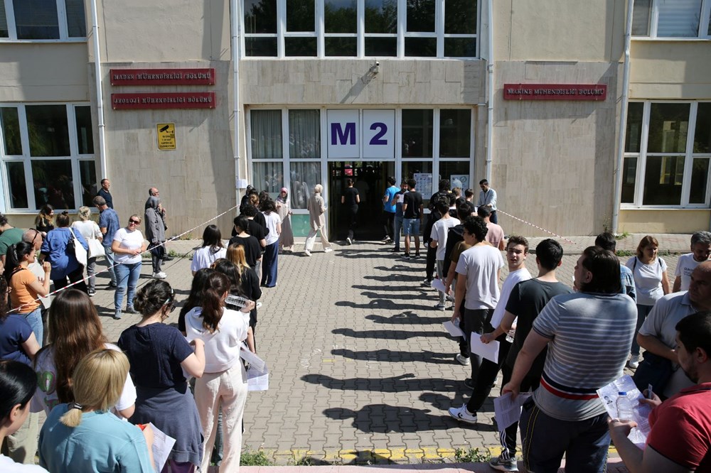 YKS'de ikinci oturum AYT sona erdi: Sınavı saniyelerle kaçıranlar oldu! - 2