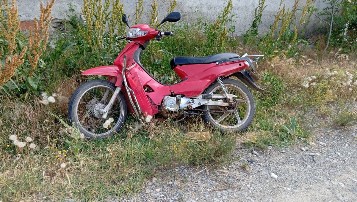 Motosiklet otomobille çarpıştı: 2 çocuk yaralandı