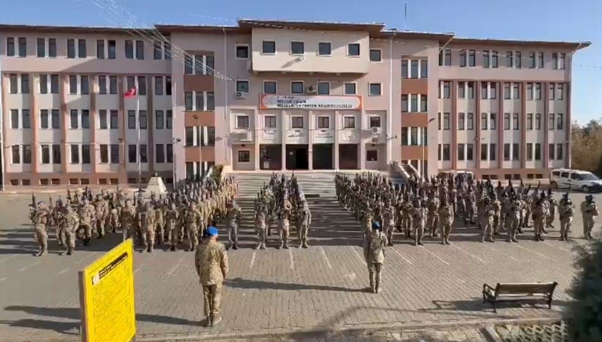 Adıyaman'dan 'Komando Andı' okuyarak ayrıldılar Adıyaman'dan 'Komando Andı' okuyarak ayrıldılar