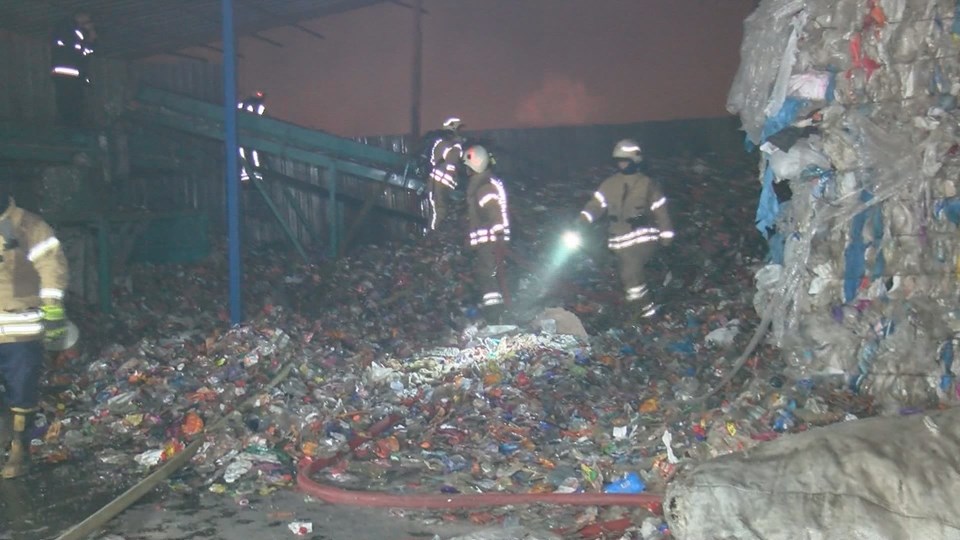 Ümraniye'de katı atık toplama merkezinde yangın - 1