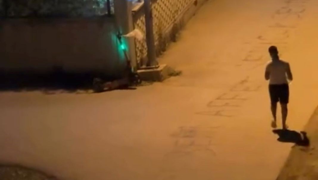 Sevgilisine özür mesajını suyla sokağa yazdı