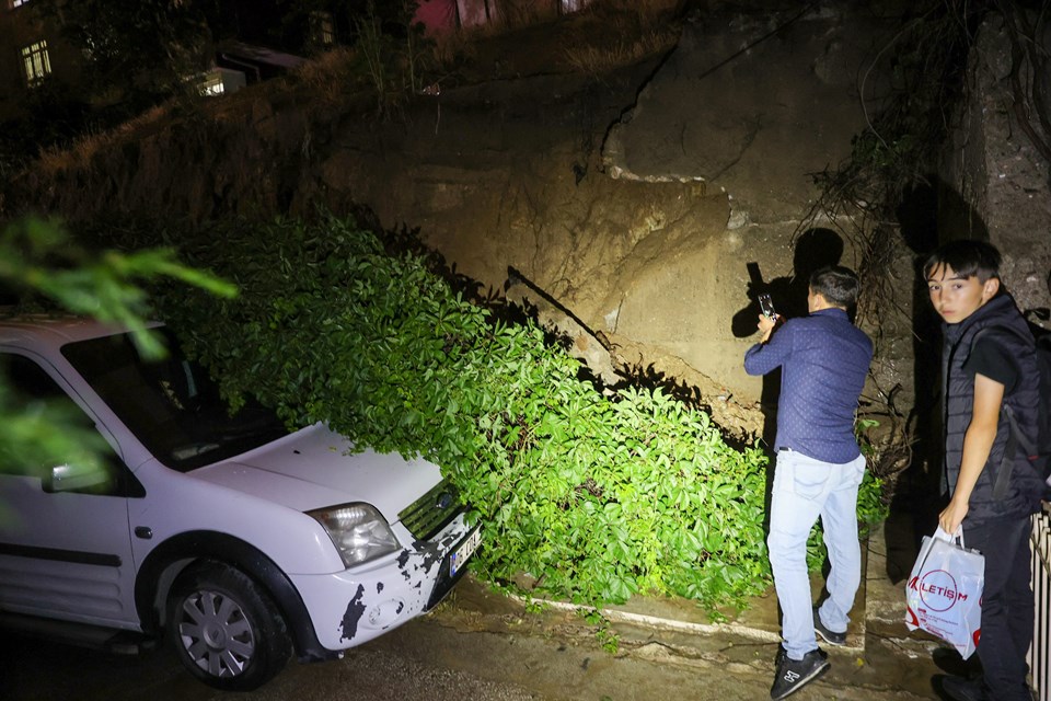 Ankara’da istinat duvarı araçların üzerine çöktü - 2