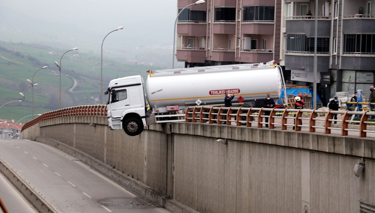 El freni çekilmeyen tanker alt geçit korkuluklarında asılı kaldı El freni çekilmeyen tanker alt geçit korkuluklarında asılı kaldı