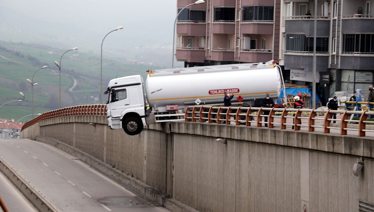 El freni çekilmeyen tanker alt geçit korkuluklarında asılı kaldı