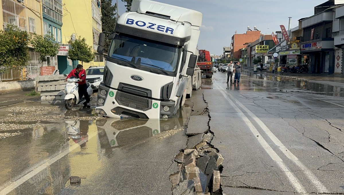 Su borusu patladı, TIR çukura düştü