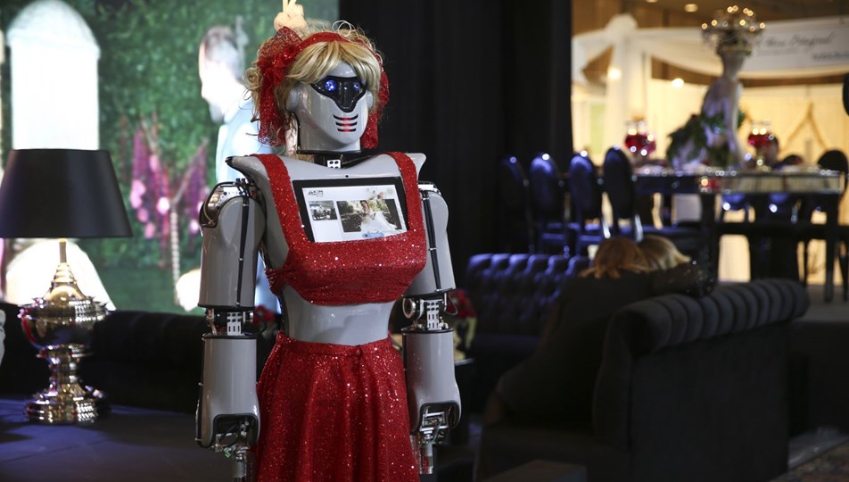 Fuarda 'Kınacı robotlar' ilgi gördü (Kına türküsü söylüyor)