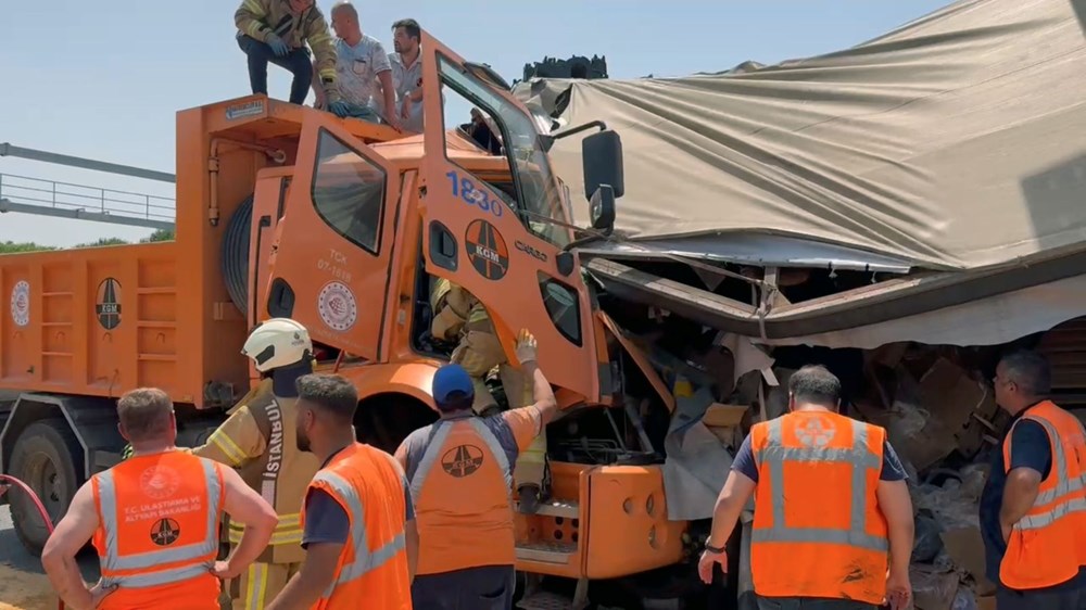 TEM’de iki kamyonun
karıştığı feci kaza: Yaralılar var, trafik durma noktasında - 6