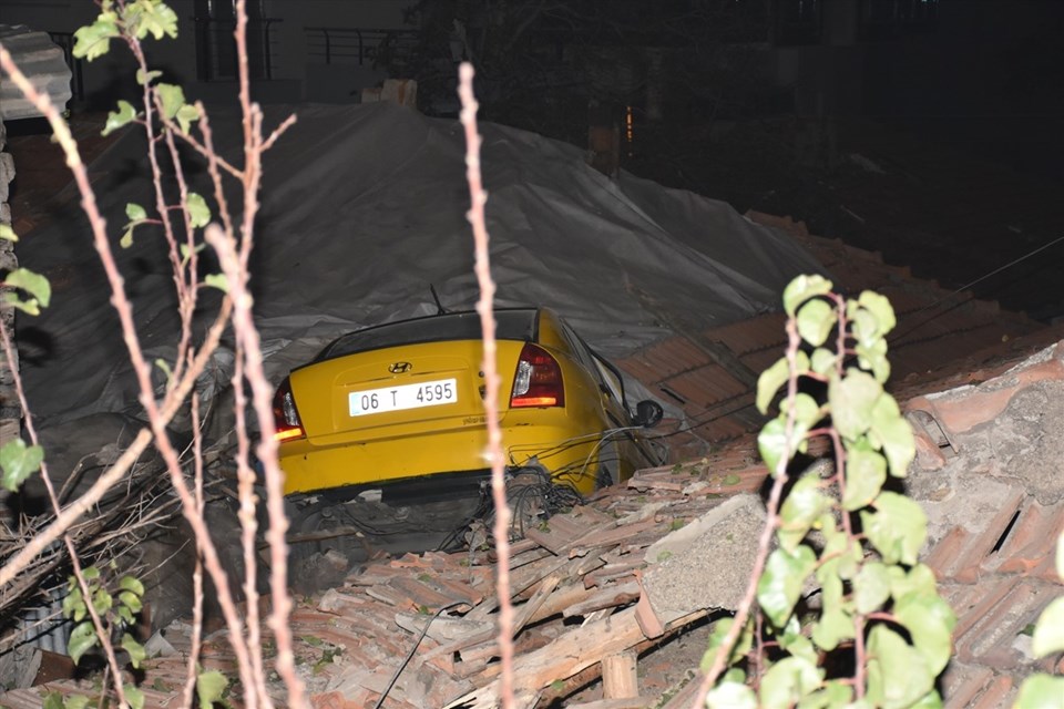 Ankara'da taksi evin çatısına devrildi: 1 yaralı - 2
