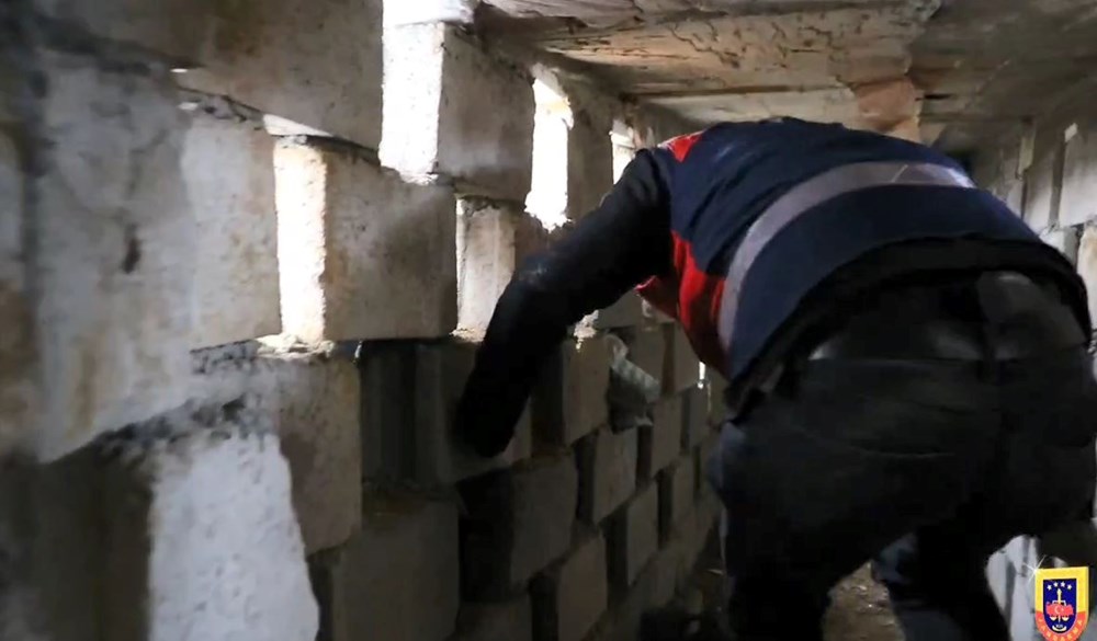 4 yıldır aranıyordu, evindeki gizli tünelde yakalandı - 1
