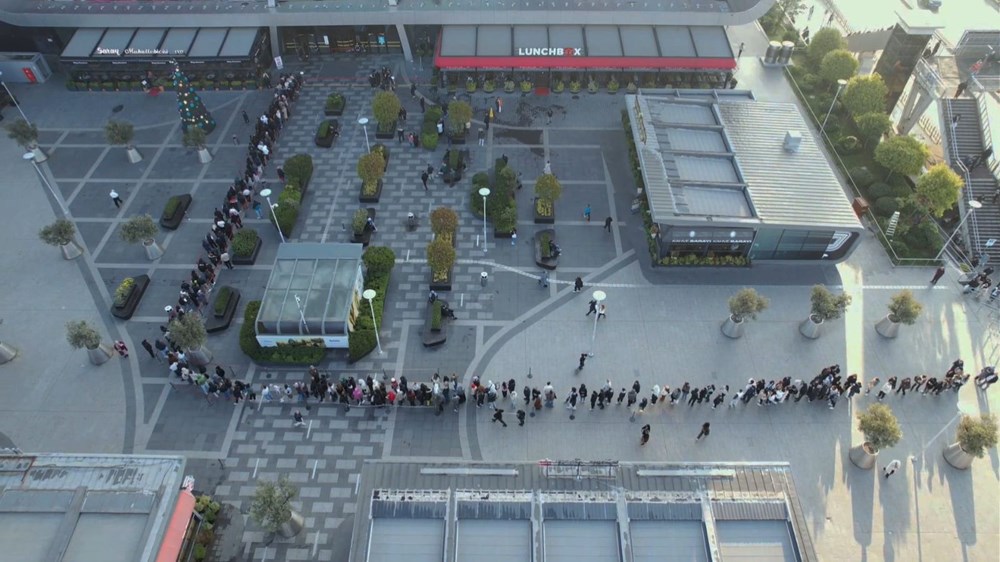 تخفيضات الجمعة السوداء تحدث ضجة في إسطنبول (صور) 5 التدافع أثناء تخفيضات الجمعة السوداء: اصطفوا أثناء أذان الصباح - 5