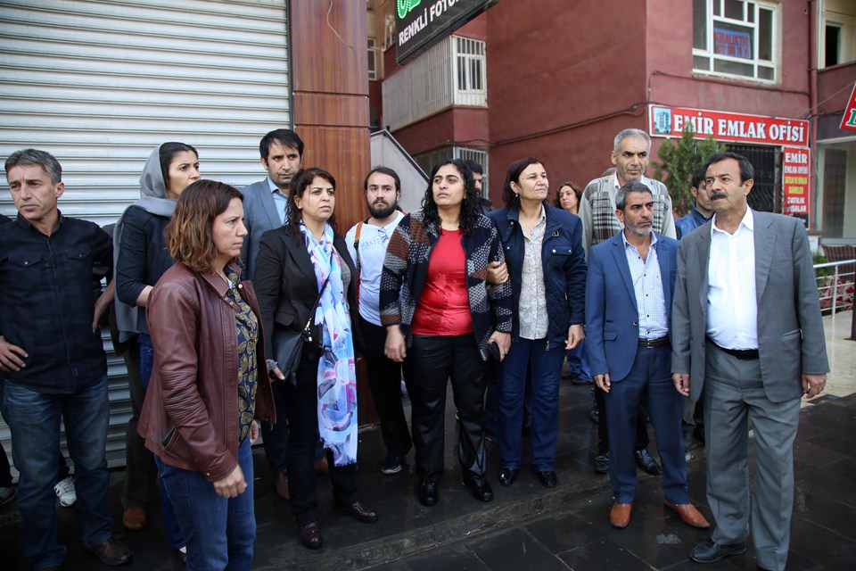 Gültan Kışanak ve Fırat Anlı'nın gözaltına alınmasına protesto - 2