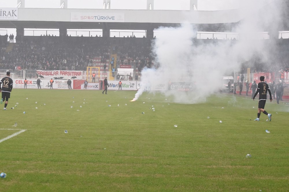 Batman Petrolspor-Şanlıurfaspor maçı saha olayları nedeniyle tatil edildi - 10