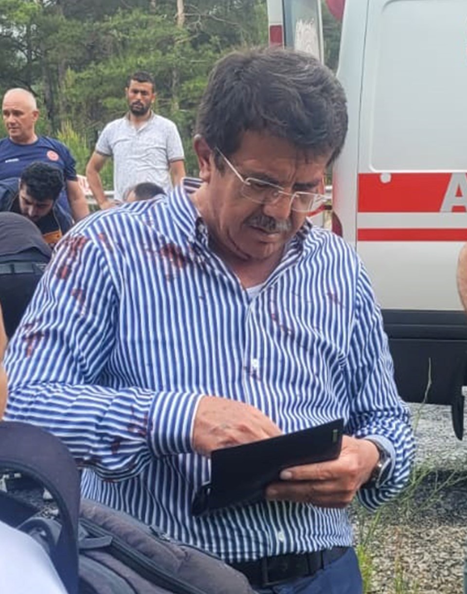 Eski Ekonomi Bakanı Nihat Zeybekci, trafik kazasında yaralandı - 1