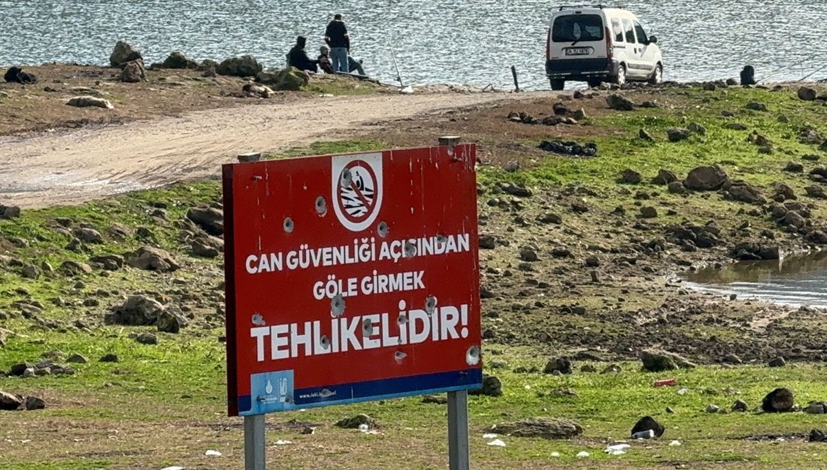 Uyarı levhaları hedef tahtasına döndü: Delik deşik levhalar böyle görüntülendi