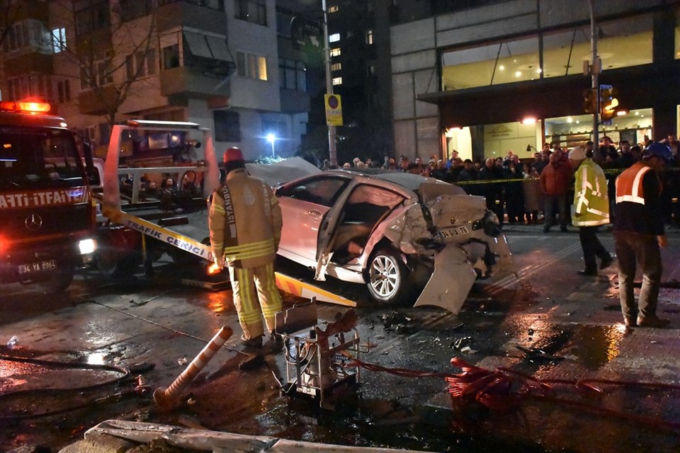 Kadıköy'de kontrolden çıkan yolcu otobüsü karşı şeride geçti: 6 yaralı - 1