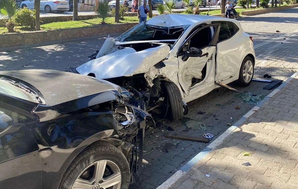 Antalya'da freni arızalanan minibüs park halindeki 8 araca çarptı - 1