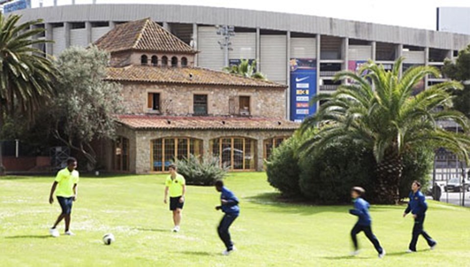 Ла масия. La Masia Барселона. La Masia Football Academy. Академия Барселоны в Испании. Масия Испания.