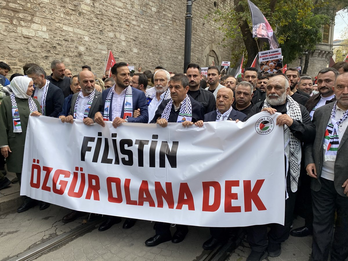 Ayasofya önünden başlayan yürüyüşte "Filistin Özgür Olana Dek" yazılı pankart açıldı.