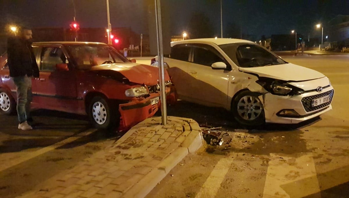 Bursa'da çarpışan iki otomobildeki 5 kişi yaralandı