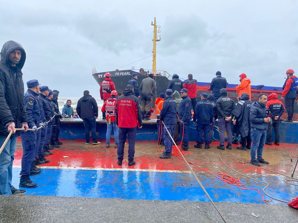 Artvin'de gemi karaya oturdu: 13 personel tahliye edildi - 11