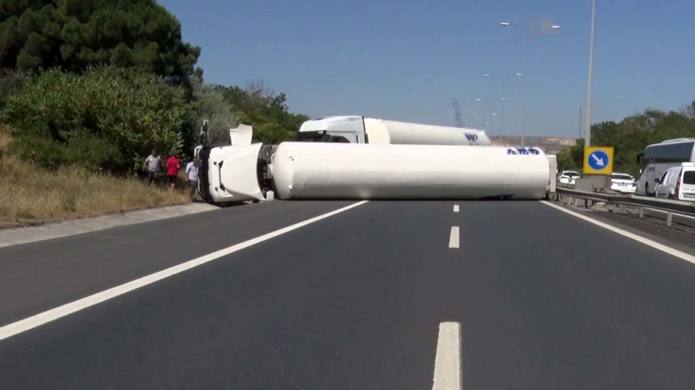 TEM Otoyolu'nda faciasının eşiğinden dönüldü: Gaz yüklü tanker devrildi - 3