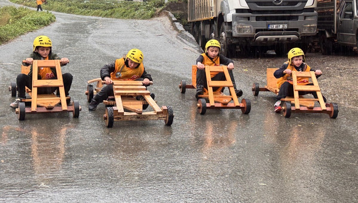 Yağmur engel olamadı: Rize'de tahta arabalar 