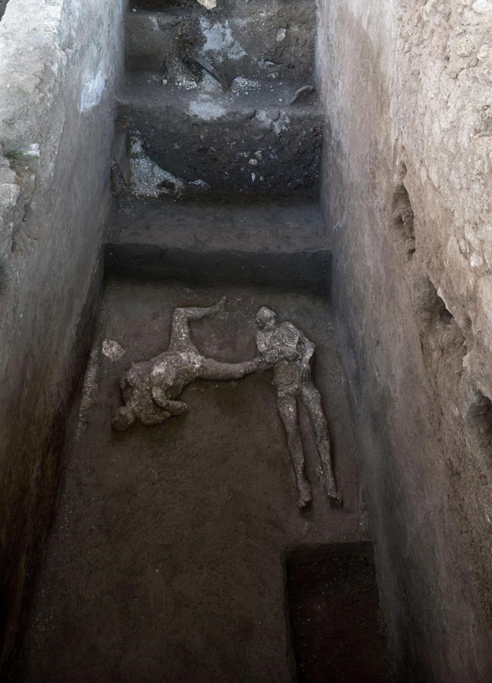 Pompei'de küllerle kaplı iki insan bedeni bulundu - 1