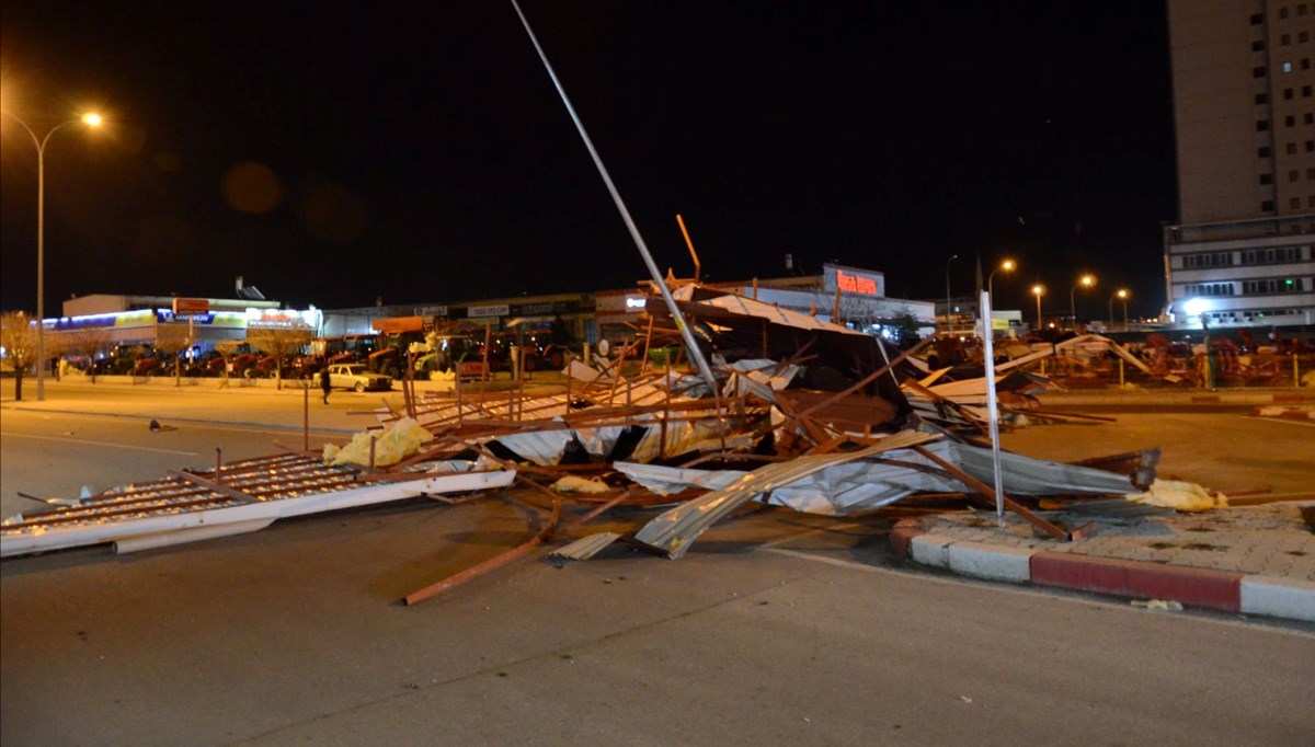 Karaman'da öğrenci yurdunun çatısı uçtu