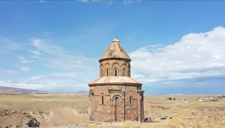 Ani Ören Yeri'ndeki Abughamrents Kilisesi'nin duvarlarında kirlilik oluşturan yazılar siliniyor