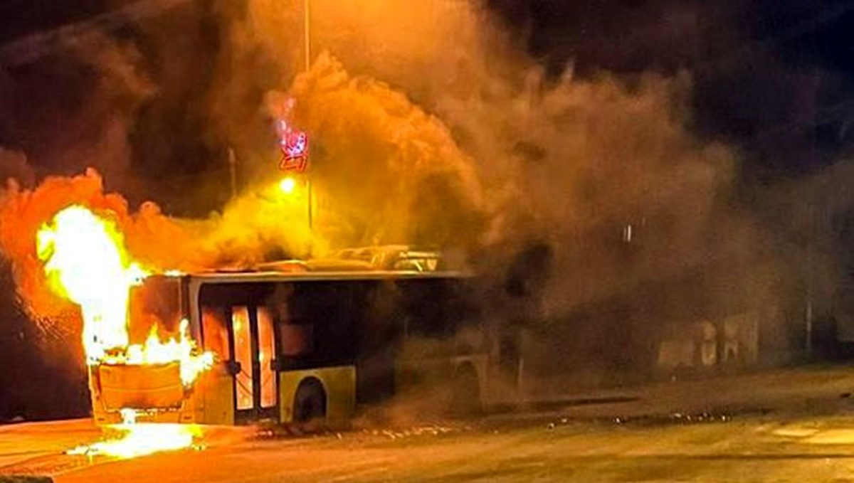 Park halindeki İETT otobüsünde yangın Park halindeki İETT otobüsünde yangın