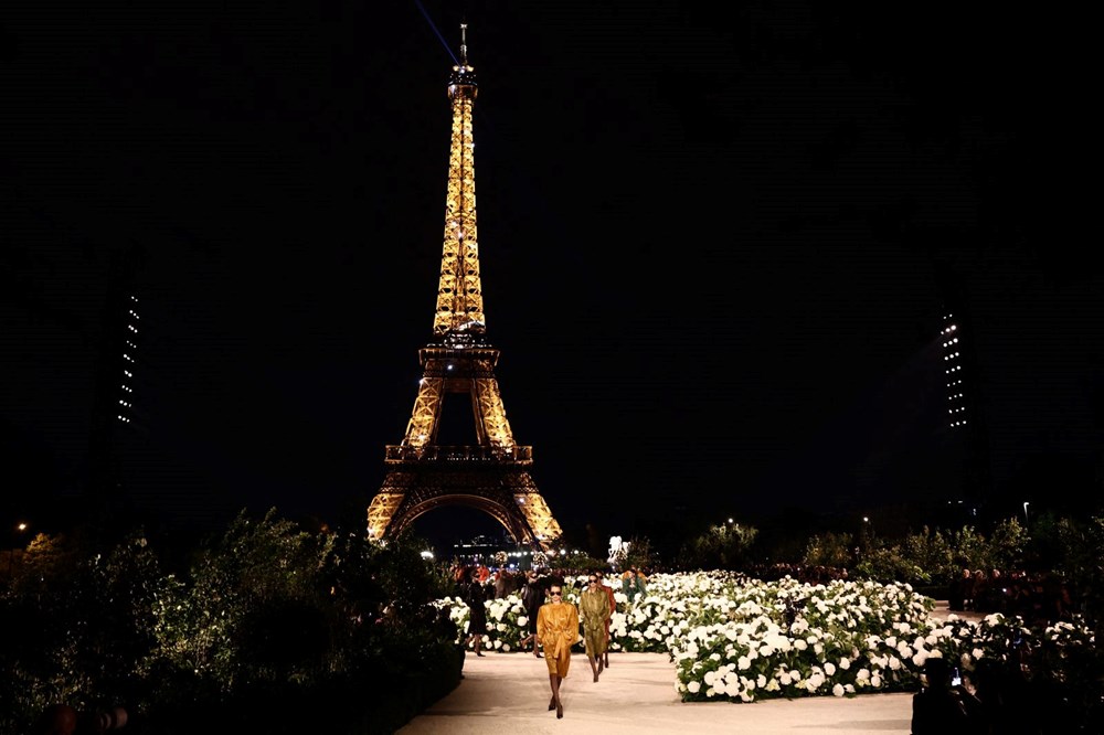 Bella Hadid geri döndü: Tedavi sonrası Paris Moda Haftası'nda podyumda - 4