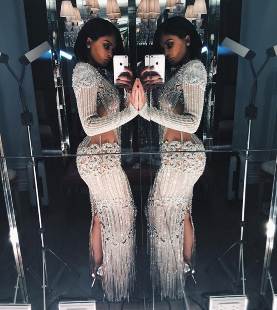 Kylie Jenner’ın metalik elbisesi başına dert oldu - 1